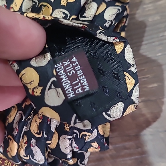 Men's Black Silk Tie with Yellow & Cream Cat Pattern - Picture 3 of 4